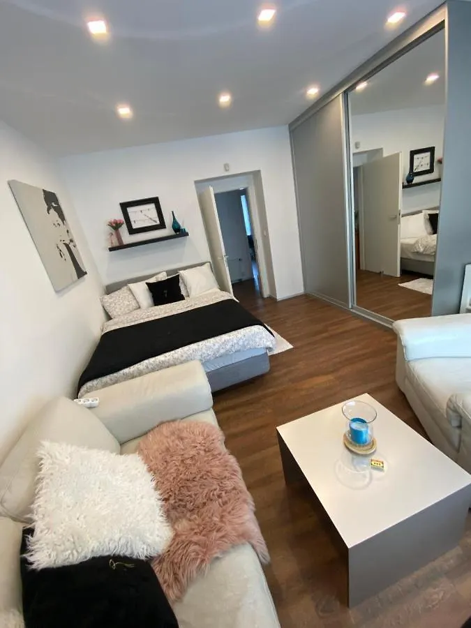 Apartman 2+Kk, 50 M2 V Klidne Lokalite. 10 Min Od Centra Prahy. Prag 0*,