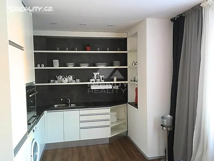 Apartman 2+Kk, 50 M2 V Klidne Lokalite. 10 Min Od Centra Prahy. Prag