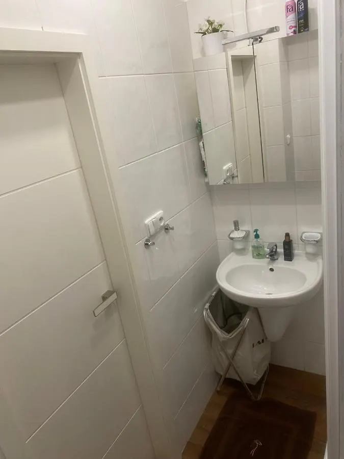 Apartman 2+Kk, 50 M2 V Klidne Lokalite. 10 Min Od Centra Prahy. Prag 0*,